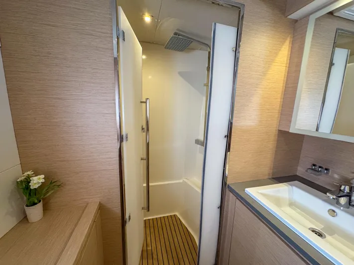 Fountaine Pajot 50' Yacht Photos Pics 