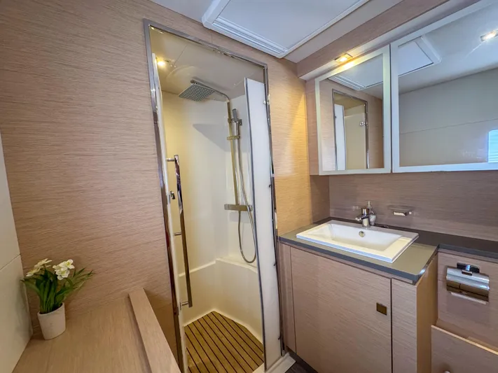 Fountaine Pajot 50' Yacht Photos Pics 