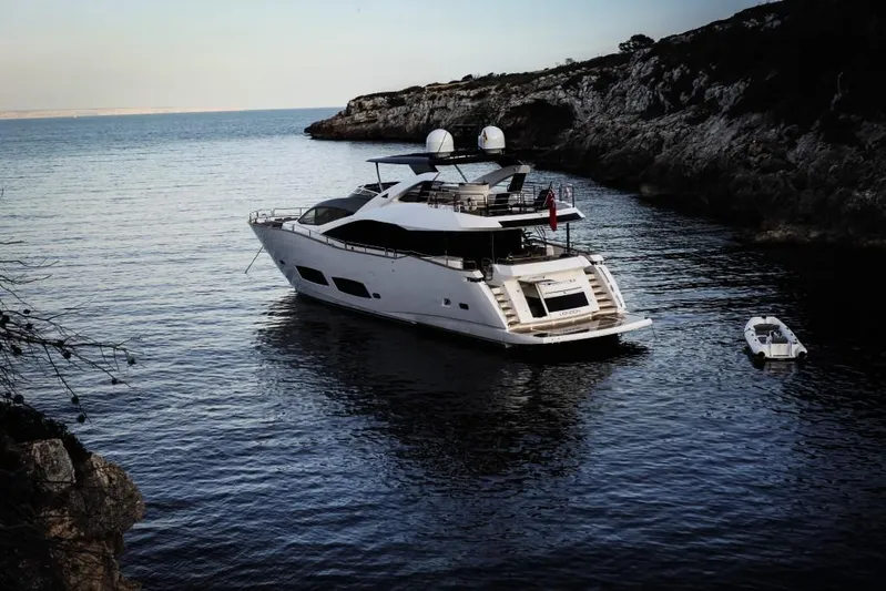 Ebra Yacht Photos Pics Manufacturer Provided Image: Sunseeker 28 M Yacht Stern