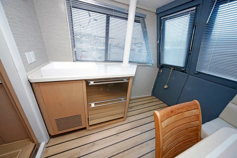 Final Kiwi Yacht Photos Pics Interior of 1995 Hatteras 74 Cockpit Motor Yacht with modern kitchen and seating area.