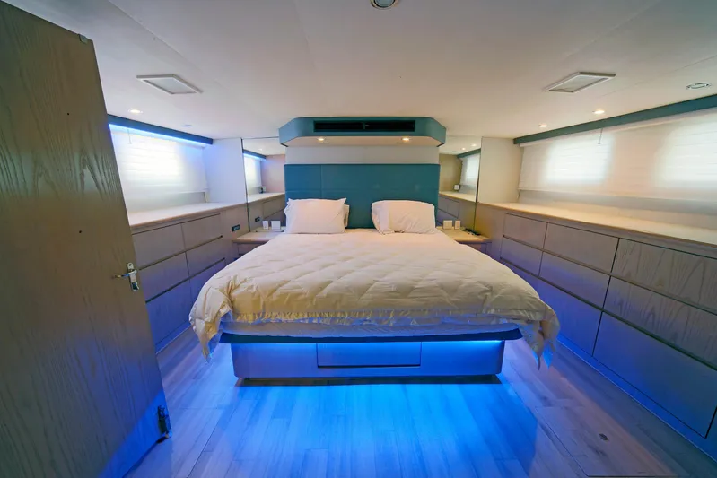 Final Kiwi Yacht Photos Pics Luxurious bedroom interior of 1995 Hatteras 74 Cockpit Motor Yacht with modern lighting.
