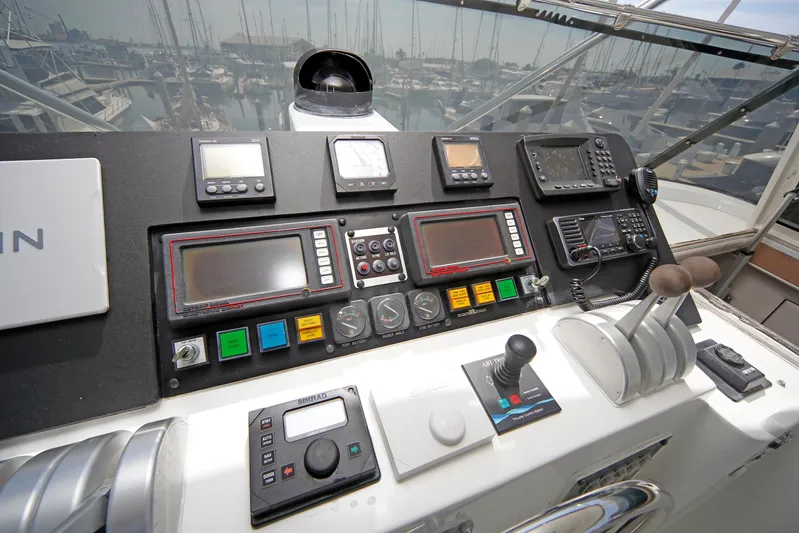 Final Kiwi Yacht Photos Pics Control panel of a 1995 Hatteras 74 Cockpit Motor Yacht with navigation instruments.