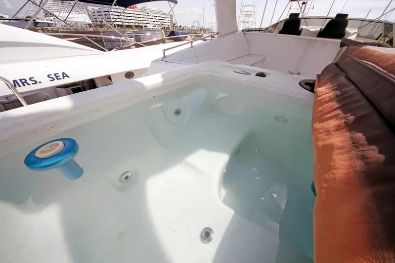 Final Kiwi Yacht Photos Pics Jacuzzi on 1995 Hatteras 74 Cockpit Motor Yacht, docked with luxury amenities.