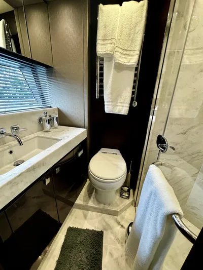 Journey Yacht Photos Pics Luxurious bathroom in a 2019 Sunseeker 76 Yacht with modern fixtures and elegant design.