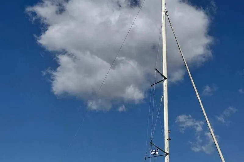 1754 Yacht Photos Pics Mast of 2004 Hunter 426 Owners Version sailboat against blue sky with clouds.