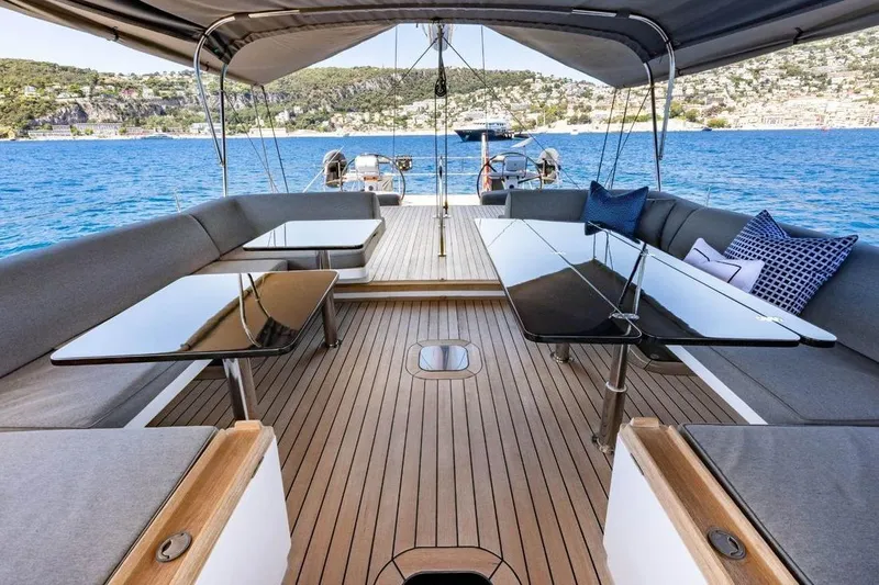 Ych2 Yacht Photos Pics Central cockpit &ndash; lounge configuration