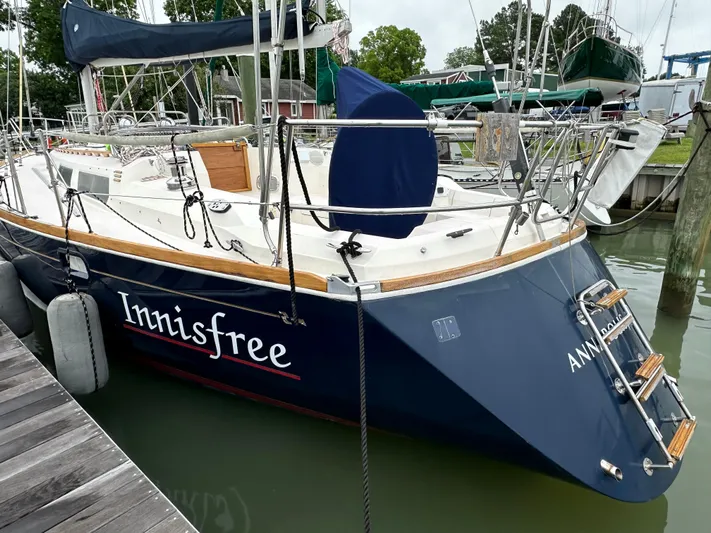 Innisfree Yacht Photos Pics 1994 Sabre SABRE 425 sailboat named Innisfree docked at marina.
