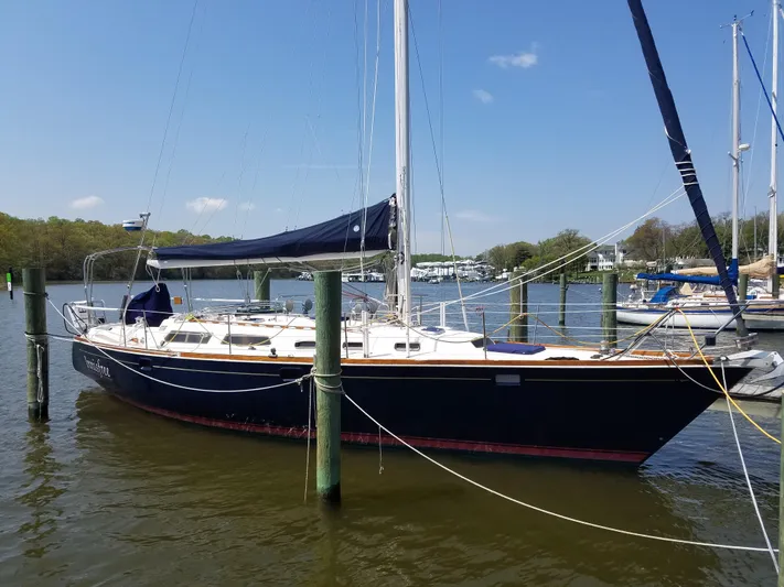 Innisfree Yacht Photos Pics Sailing yacht Sabre 425, 1994 model, docked on a sunny day by the river.