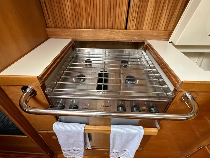 Innisfree Yacht Photos Pics Stainless steel stove in a 1994 Sabre SABRE 425 yacht kitchen.