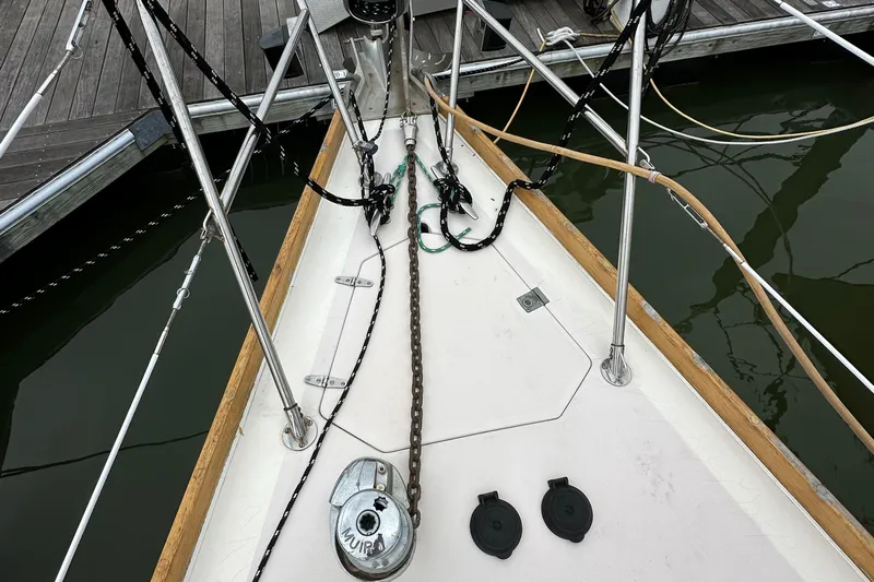 Innisfree Yacht Photos Pics Bow of 1994 Sabre SABRE 425 sailboat with anchor chain and deck fittings.