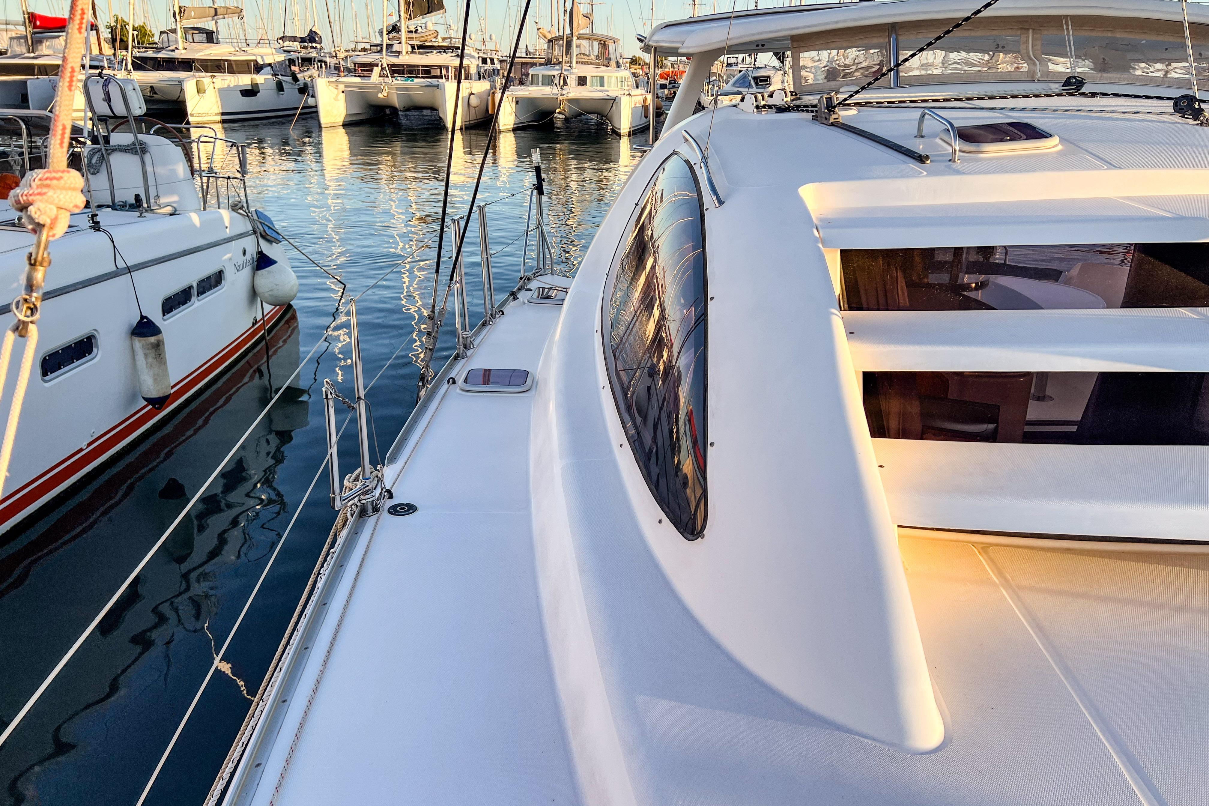 2006 Robertson Leopard 40 catamaran docked in a marina, surrounded by other boats.