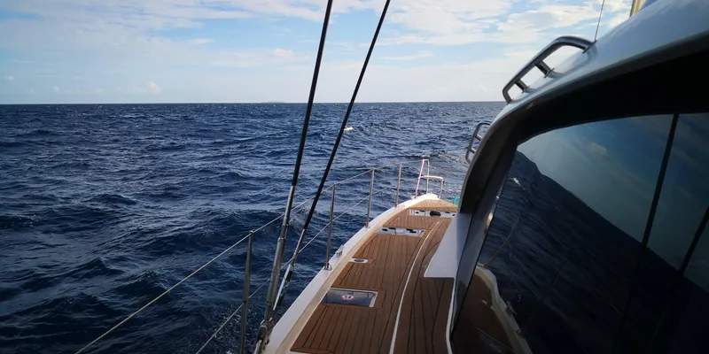 Between Yacht Photos Pics Sailing on a 2018 Leopard 58 yacht, open ocean view, clear sky.