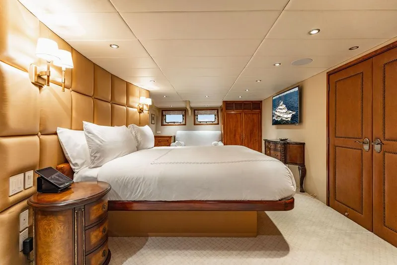 Empire Sea Yacht Photos Pics Luxurious bedroom on a Custom Crystal Yacht, built in 2009.
