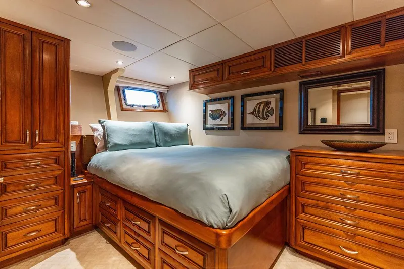 Empire Sea Yacht Photos Pics Luxurious bedroom on a 2009 Custom Crystal Yacht.