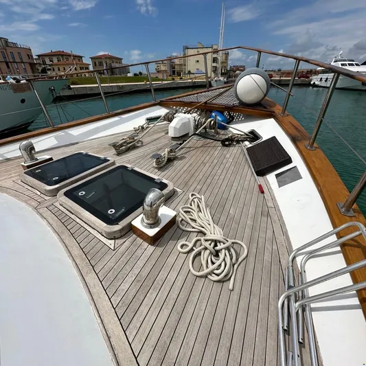  Yacht Photos Pics Deck of 1994 Viking Marin Caicco yacht with ropes and hatches in a marina setting.