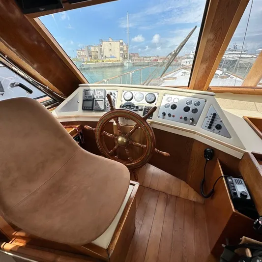  Yacht Photos Pics Helm of 1994 Viking Marin Caicco yacht with wooden steering wheel and control panel.