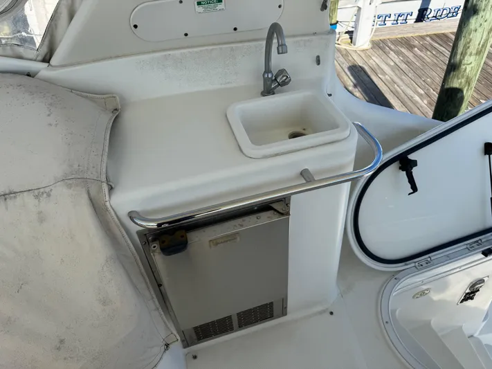  Yacht Photos Pics 2007 Carver 46 Voyager yacht sink and mini fridge on deck.