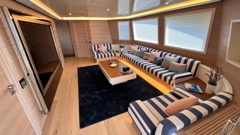 Aquila Yacht Photos Pics 