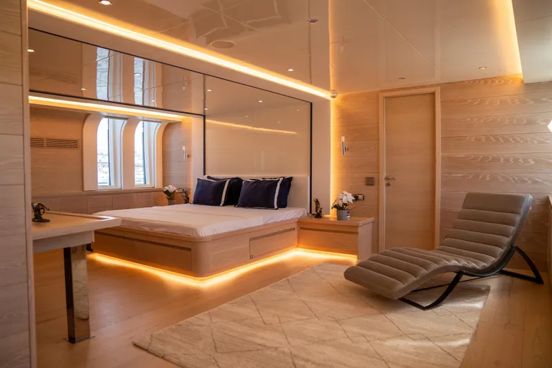 Aquila Yacht Photos Pics 