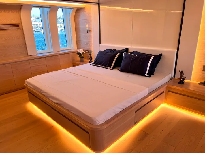 Aquila Yacht Photos Pics 