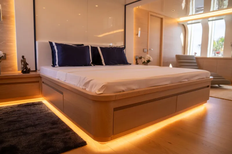 Aquila Yacht Photos Pics 