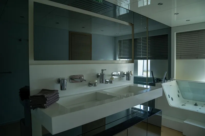 Aquila Yacht Photos Pics 