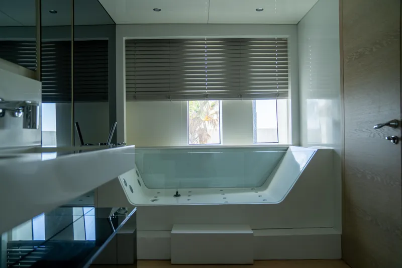 Aquila Yacht Photos Pics 