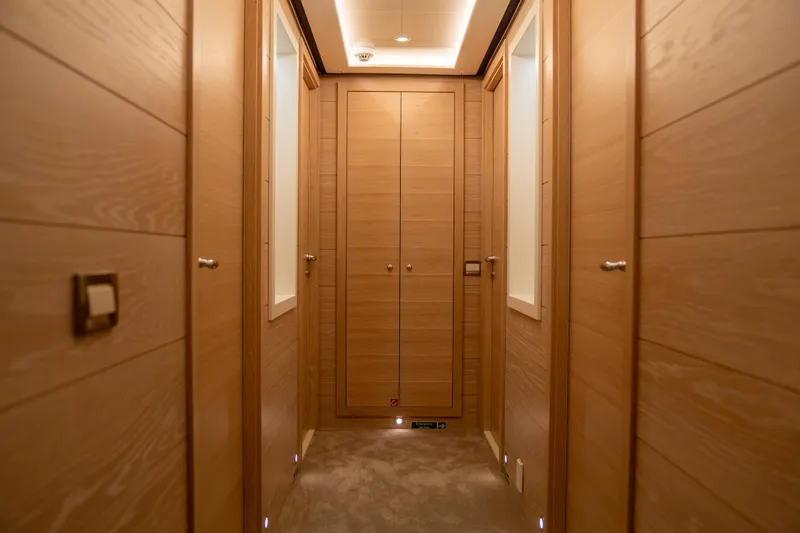 Aquila Yacht Photos Pics 