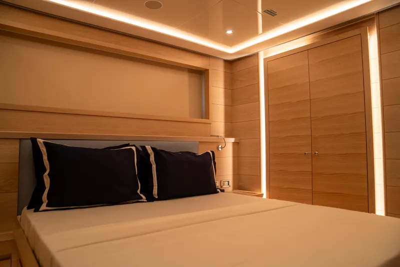 Aquila Yacht Photos Pics 