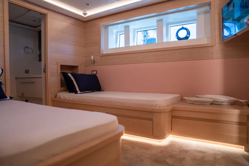 Aquila Yacht Photos Pics 