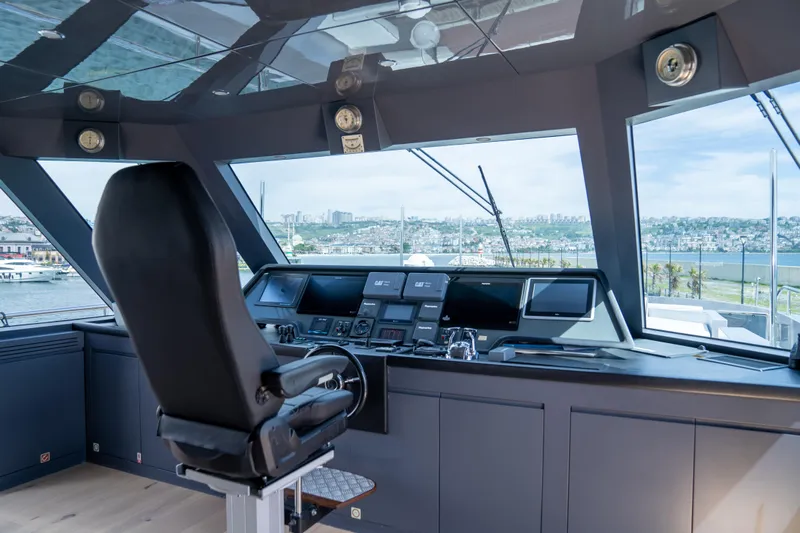 Aquila Yacht Photos Pics 