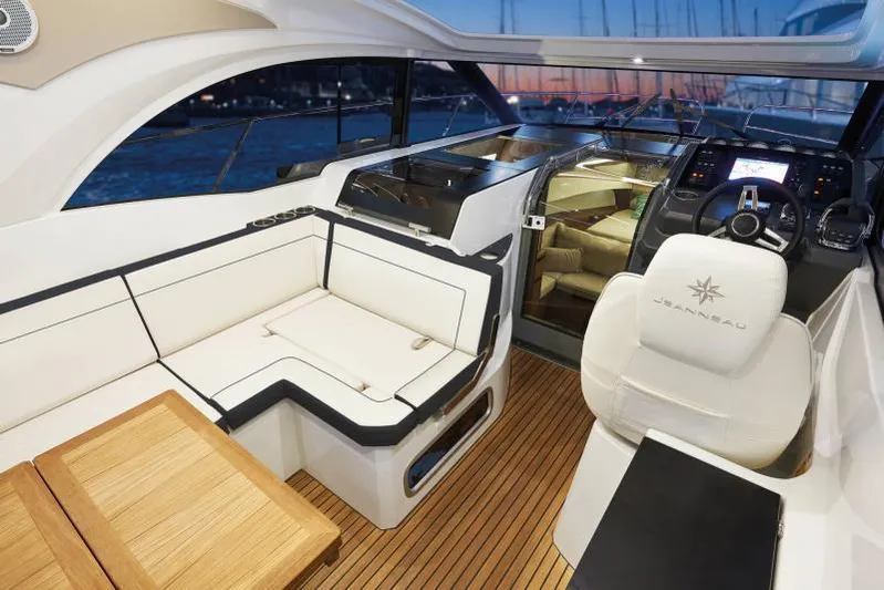 Sea-savvy Yacht Photos Pics Mfr. Image - Cockpit Seating