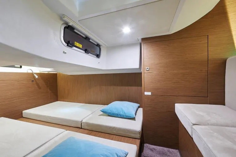 Sea-savvy Yacht Photos Pics Mfr. Image - Aft Cabin