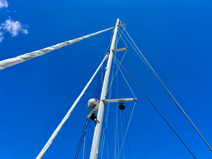 Gods Grace Yacht Photos Pics Mast of 2010 Voyage Yachts 500 against clear blue sky.