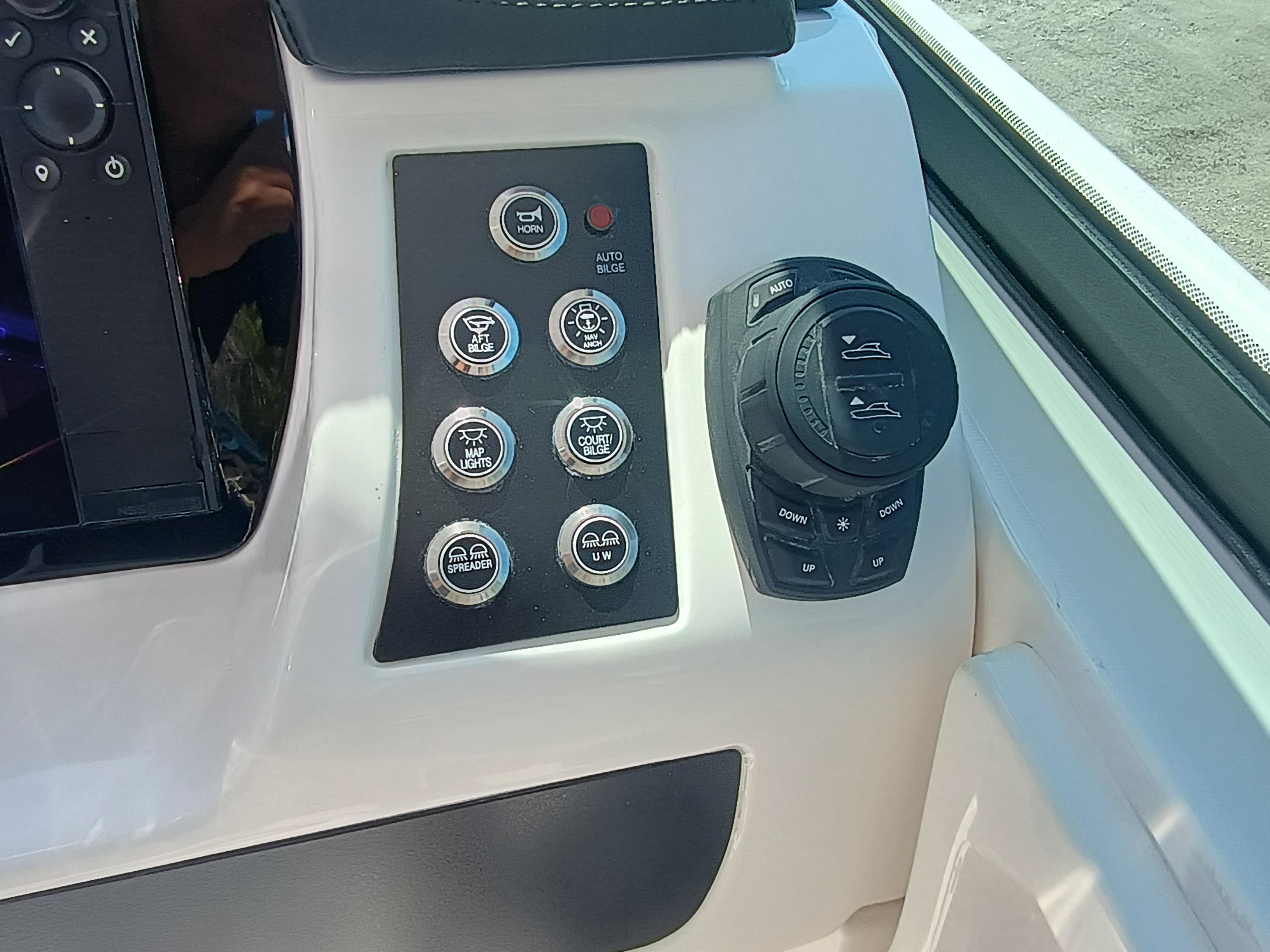 2025 Robalo R257 Dual Console - Image 14