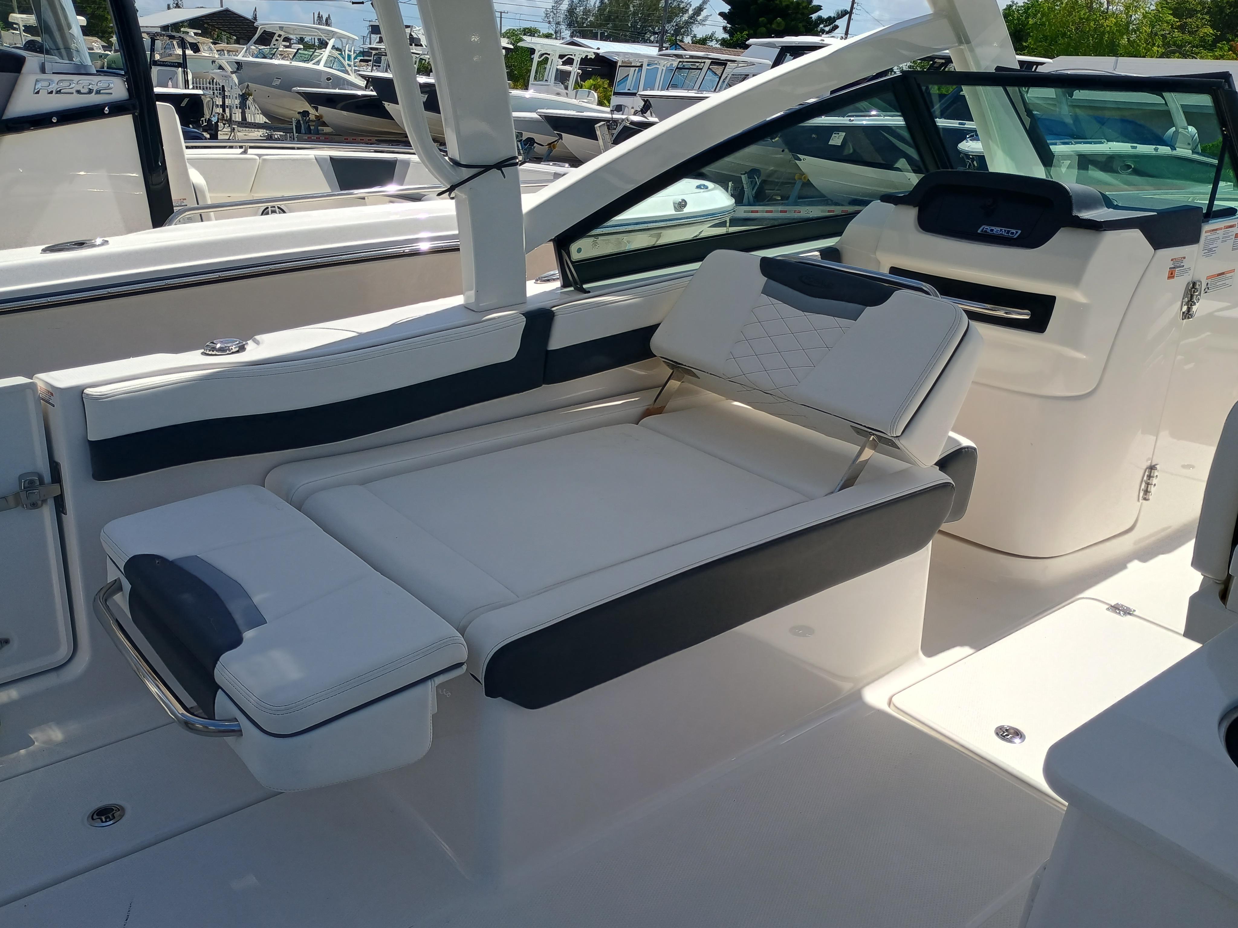 2025 Robalo R257 Dual Console - Image 9