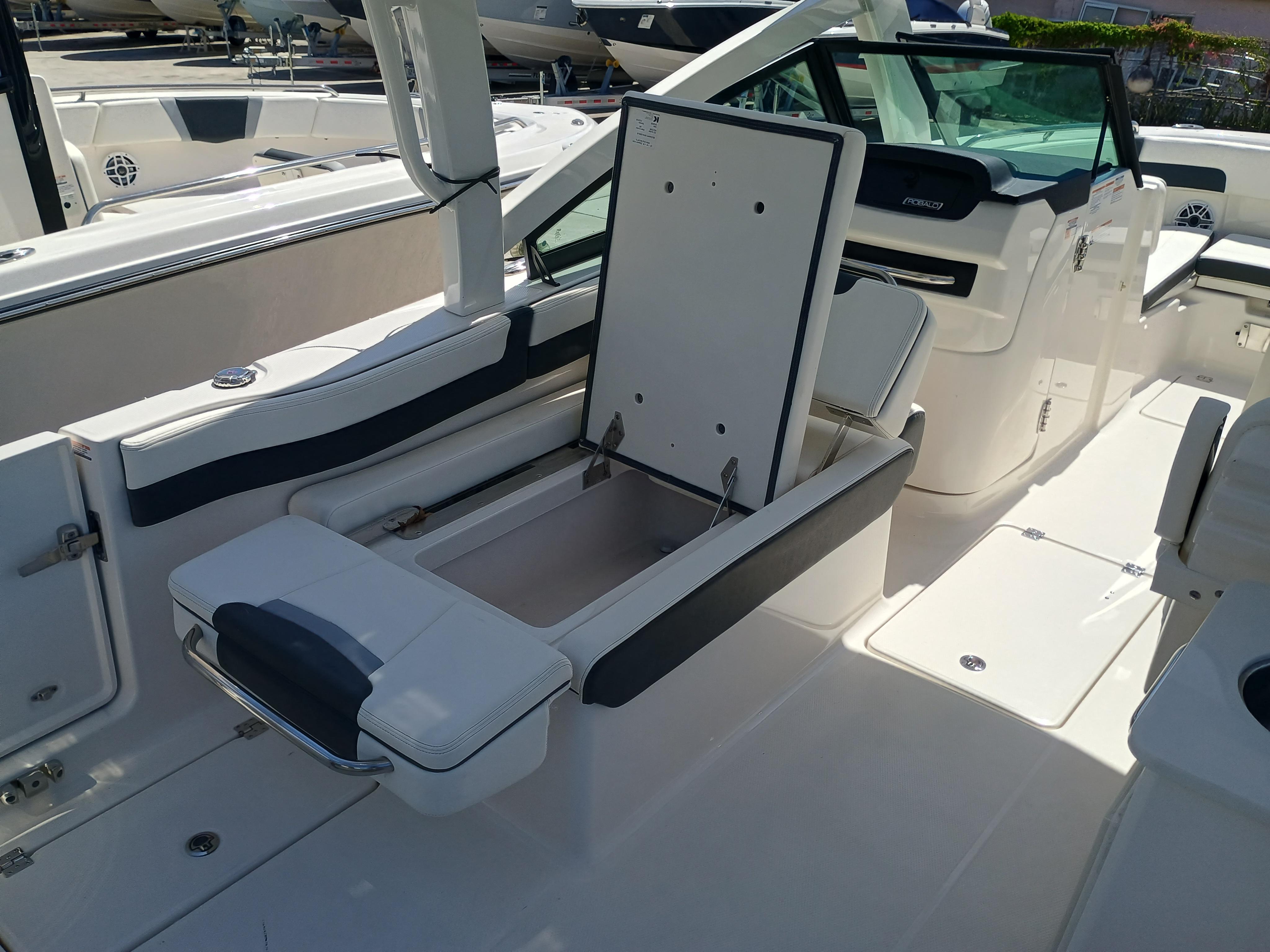 2025 Robalo R257 Dual Console - Image 3