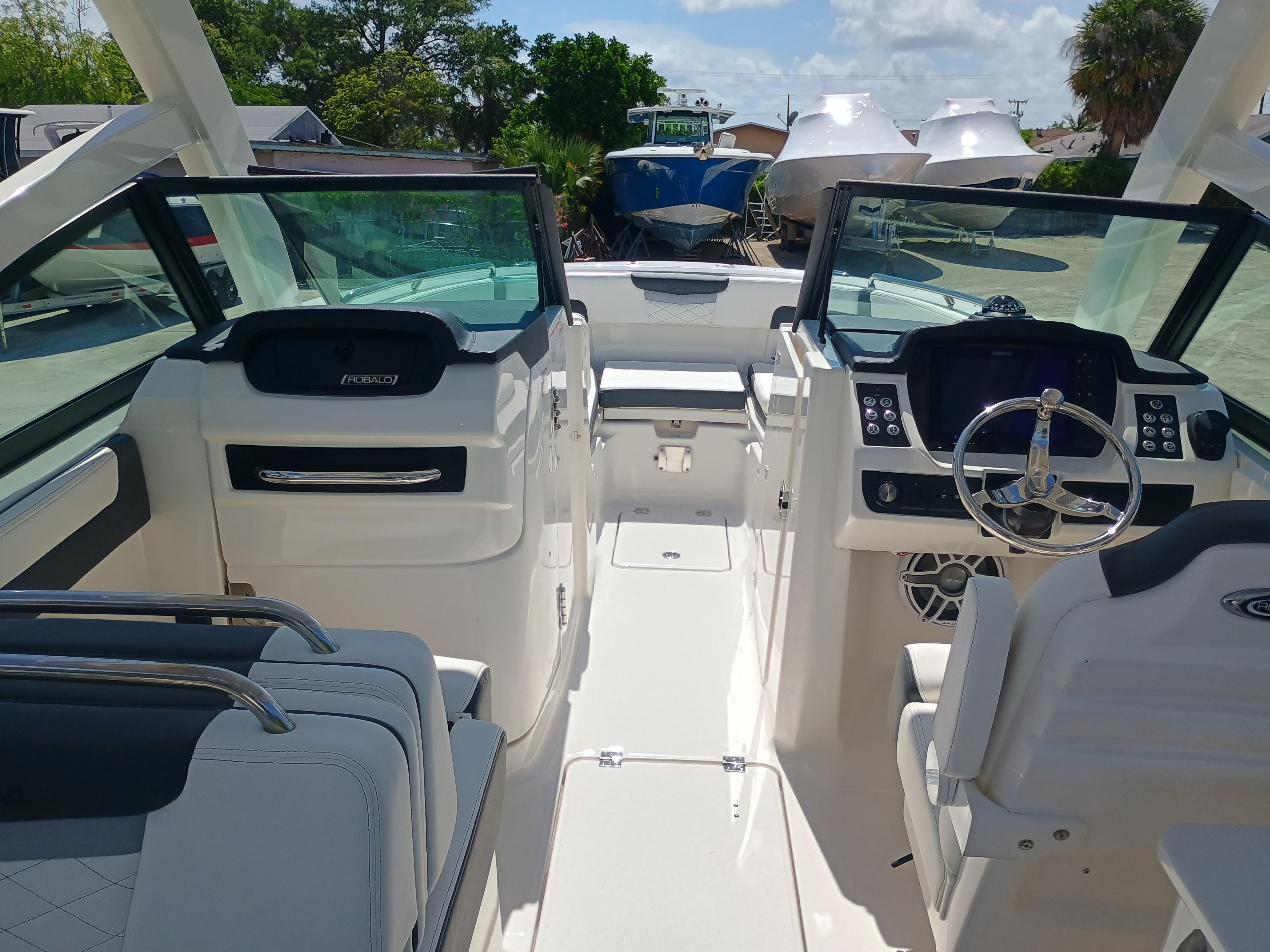 2025 Robalo R257 Dual Console - Image 12