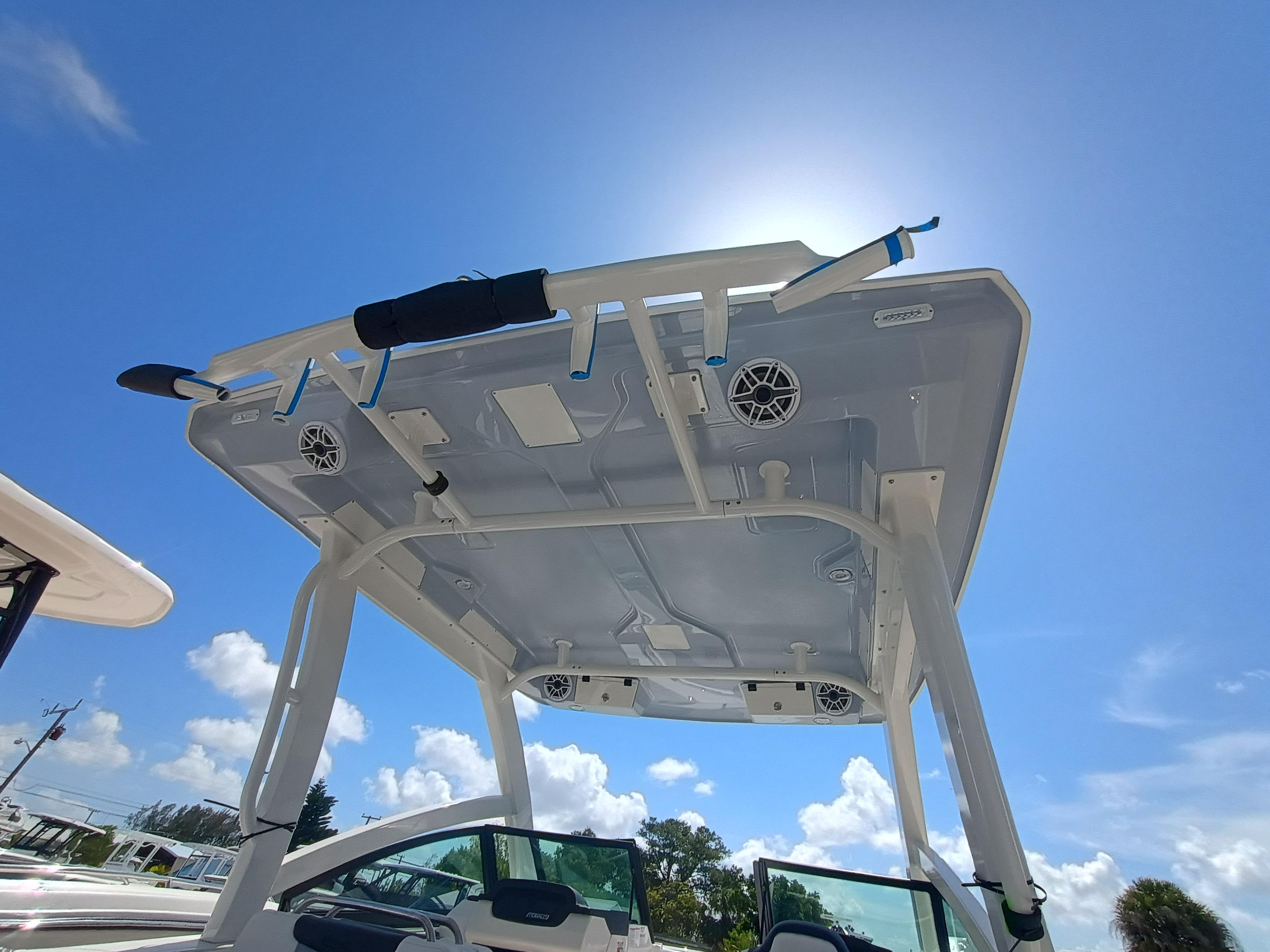 2025 Robalo R257 Dual Console - Image 15