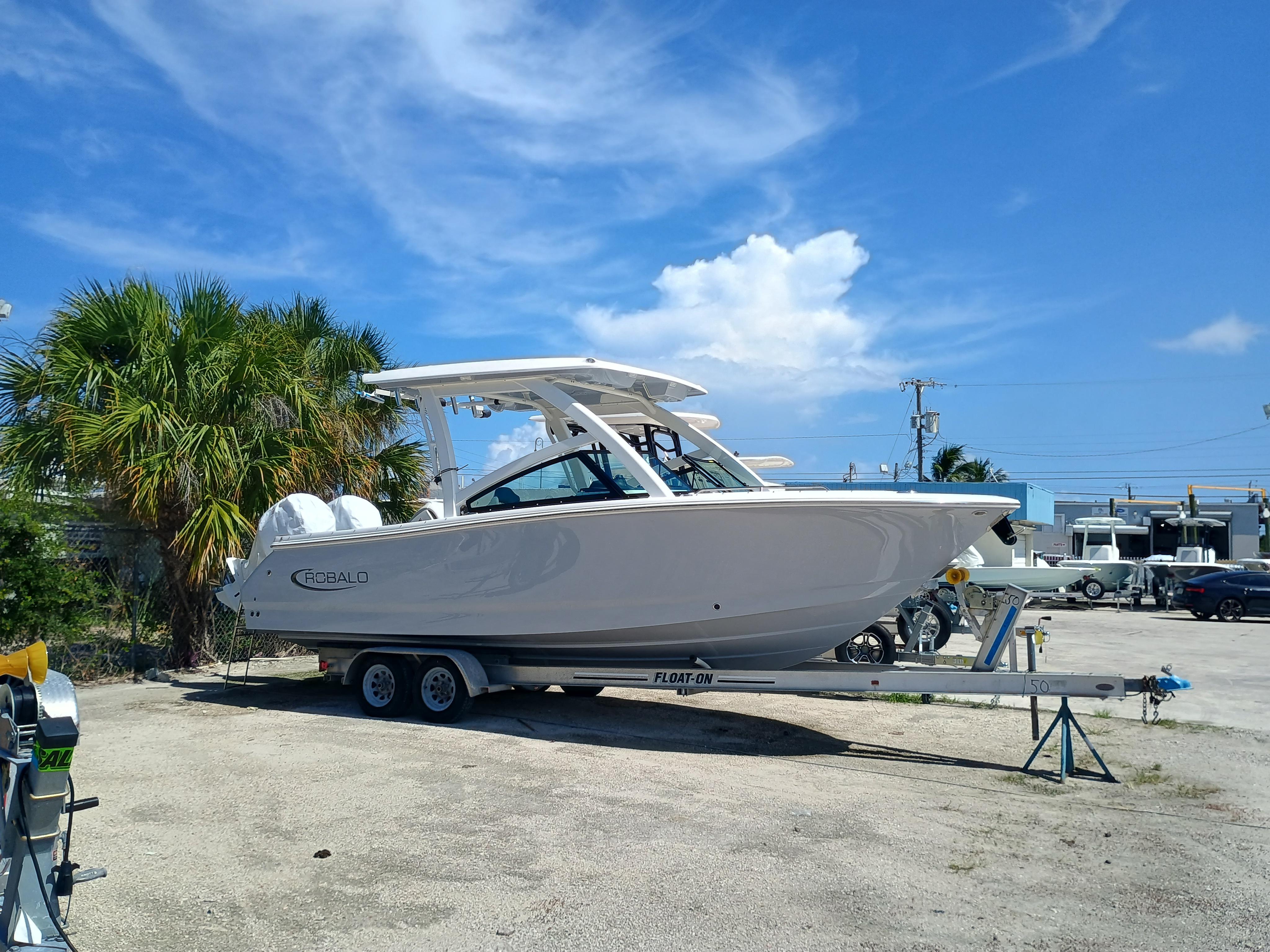 2025 Robalo R257 Dual Console - Image 4