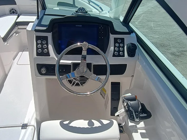 257-155 Yacht Photos Pics 2025 Robalo R257 Dual Console helm with steering wheel and control panel.
