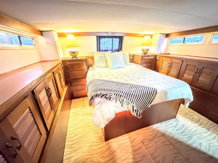 Sunshine State Yacht Photos Pics Luxurious bedroom on a 1987 Viking 48 Motoryacht.