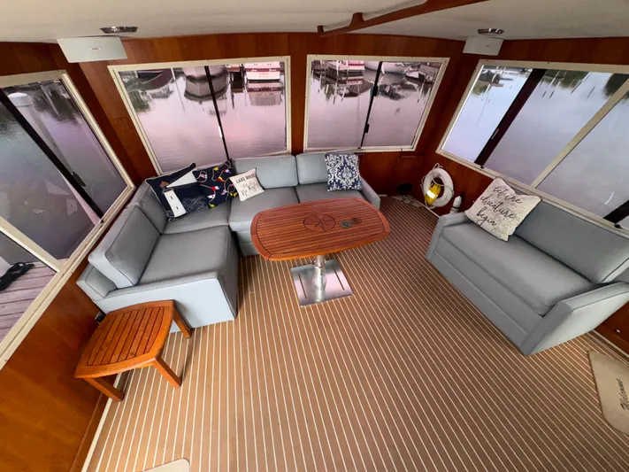 Sunshine State Yacht Photos Pics Interior of a 1987 Viking 48 Motoryacht with cozy seating area.