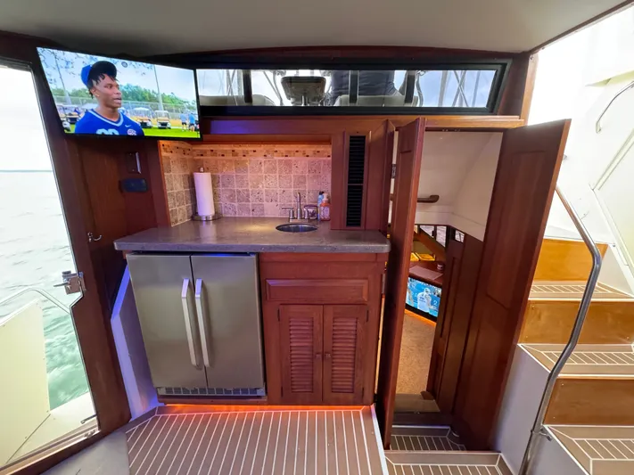 Sunshine State Yacht Photos Pics Interior of 1987 Viking 48 Motoryacht with TV and minibar.