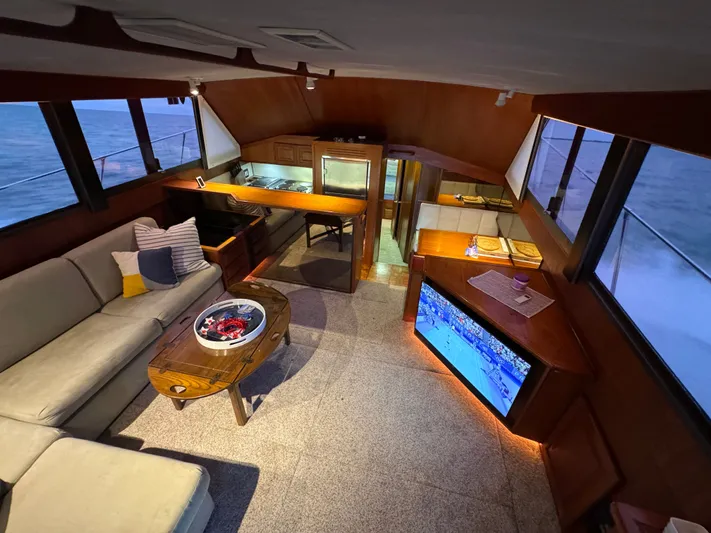 Sunshine State Yacht Photos Pics Interior of a 1987 Viking 48 Motoryacht with sofa and TV.