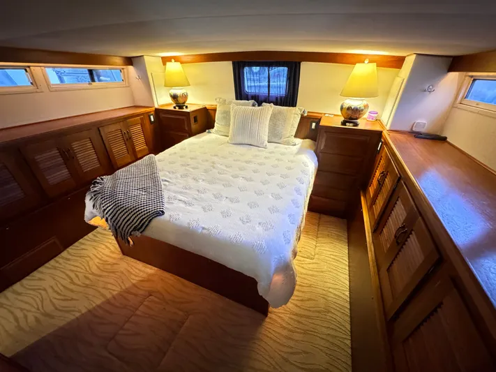 Sunshine State Yacht Photos Pics Luxurious bedroom on the 1987 Viking 48 Motoryacht.