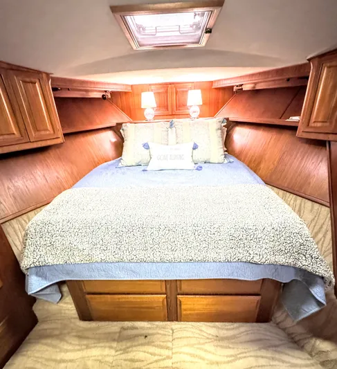 Sunshine State Yacht Photos Pics Bedroom in 1987 Viking 48 Motoryacht with cozy bed.