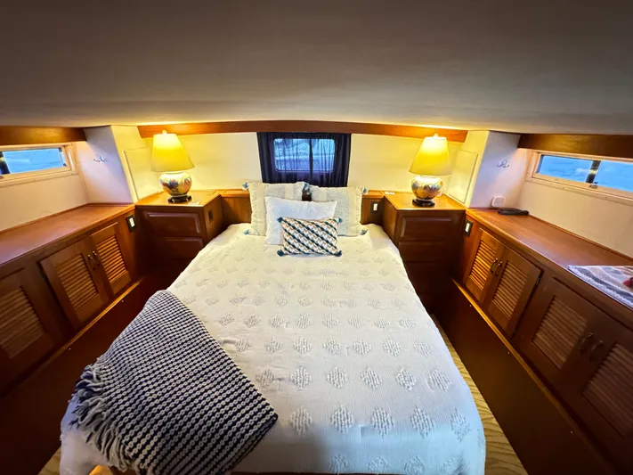 Sunshine State Yacht Photos Pics Interior of 1987 Viking 48 Motoryacht, cozy bedroom with bed and lamps.