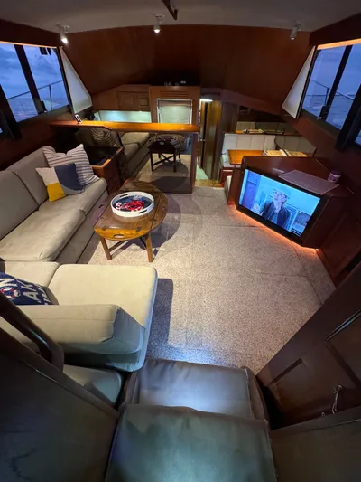 Sunshine State Yacht Photos Pics Interior of a 1987 Viking 48 Motoryacht with cozy living area.