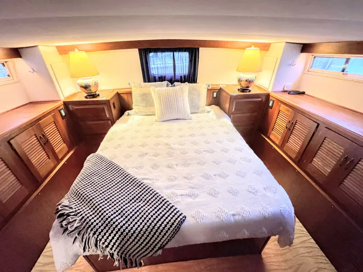 Sunshine State Yacht Photos Pics Interior of 1987 Viking 48 Motoryacht with cozy bedroom.